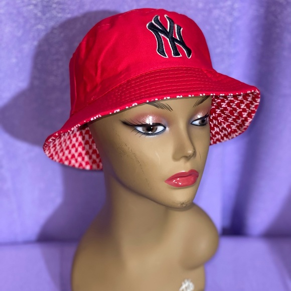 Stylish Reversible NY Bucket Hat w/ 2pair of Socks - Picture 2 of 4